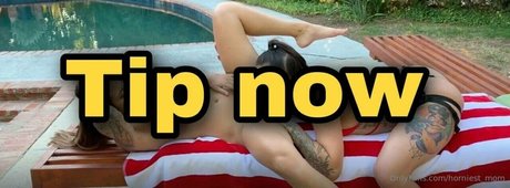 Naakte gelekte OnlyFans-foto van Horniestmom