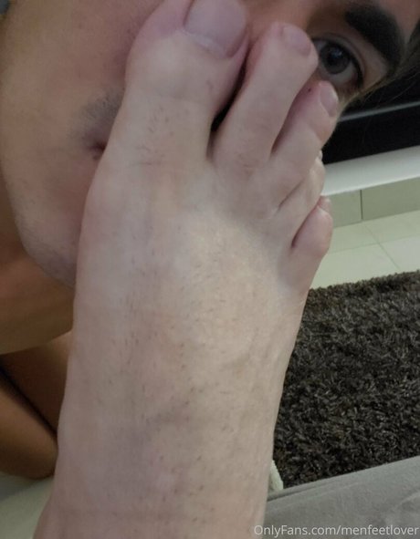 Naakte gelekte OnlyFans-foto van Menfeetlover