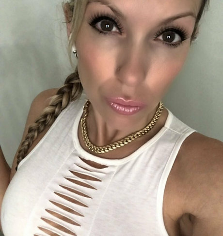 Naakte gelekte OnlyFans-foto van Mzcourtneycummz