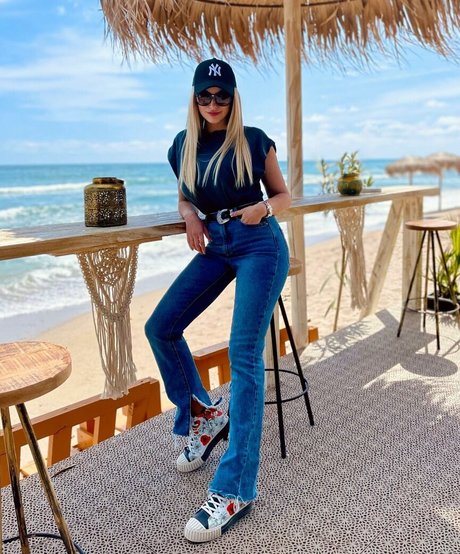 Naakte gelekte OnlyFans-foto van Andreea Ungur