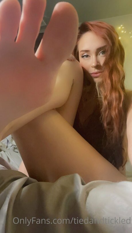 Naakte gelekte OnlyFans-foto van Tiedandtickled