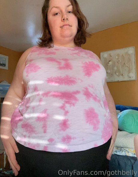 Naakte gelekte OnlyFans-foto van Gothbelly