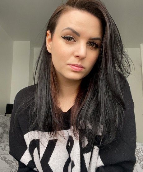 Naakte gelekte OnlyFans-foto van Emma Blackery