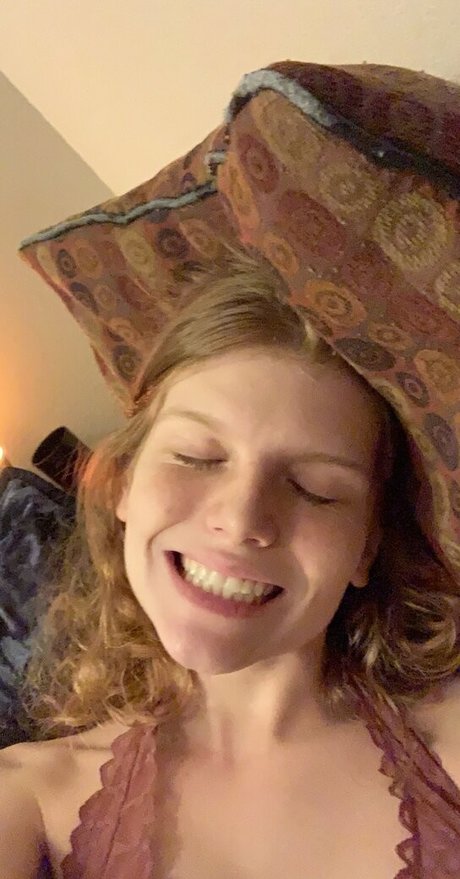 Sexyredinbedfree