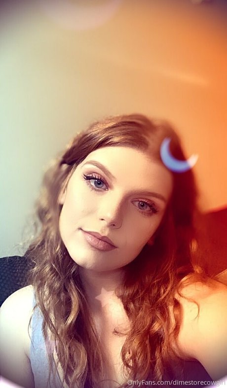 Naakte gelekte OnlyFans-foto van Sexyredinbedfree