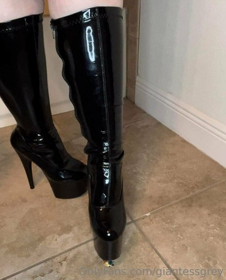 Naakte gelekte OnlyFans-foto van Giantessgrey