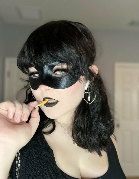 Naakte gelekte OnlyFans-foto van Giantessgrey