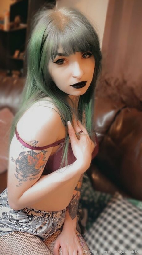 Naakte gelekte OnlyFans-foto van Smolgothgirlvip