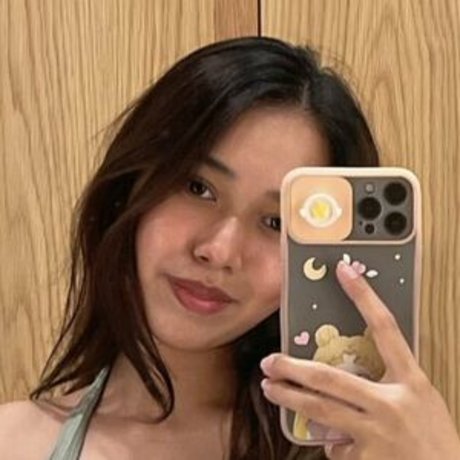 Naakte gelekte OnlyFans-foto van Cerisey