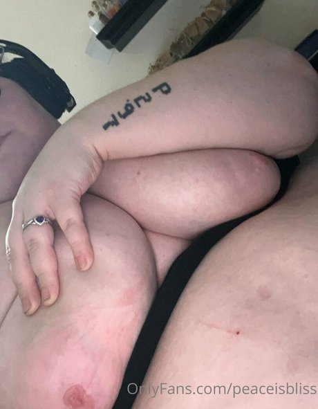 Naakte gelekte OnlyFans-foto van Peaceisbliss