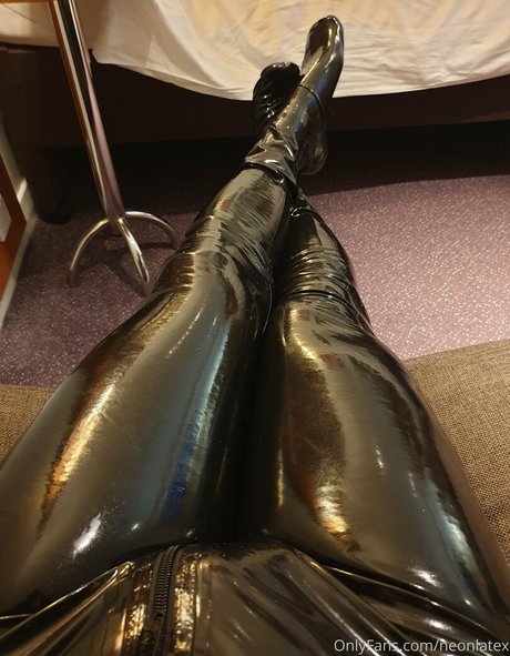 Naakte gelekte OnlyFans-foto van Neonlatex