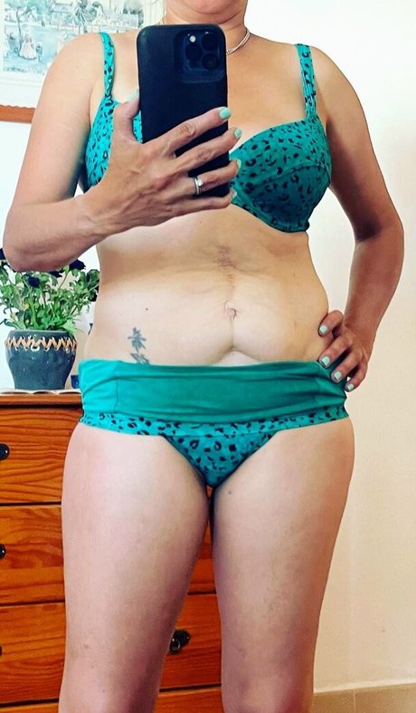 Naakte gelekte OnlyFans-foto van Sarah Cawood