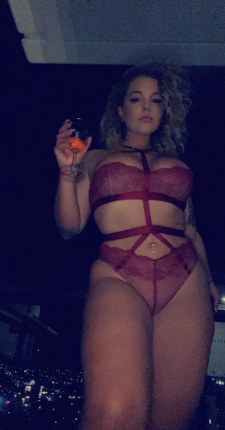 Naakte gelekte OnlyFans-foto van Thecurvyqueen01