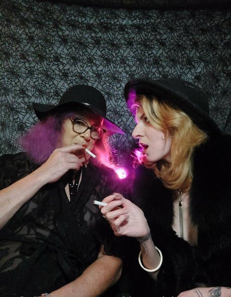 Naakte gelekte OnlyFans-foto van Smokingsuicideproject