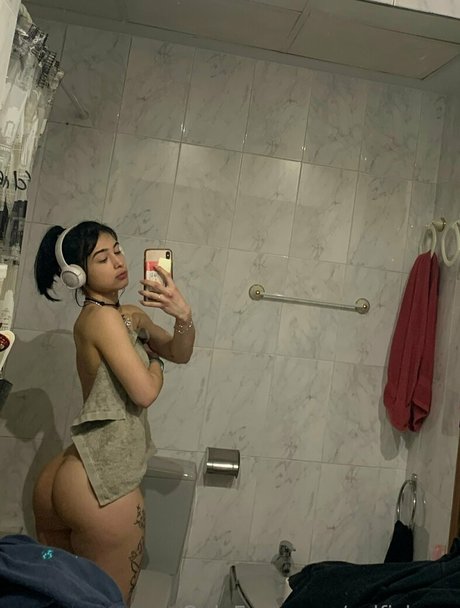 Naakte gelekte OnlyFans-foto van Selfishara
