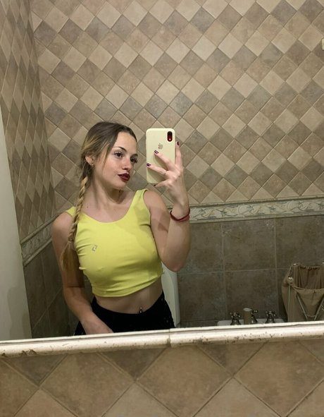 Naakte gelekte OnlyFans-foto van Sofiasemine