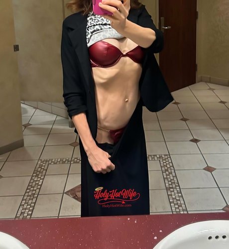 Naakte gelekte OnlyFans-foto van Holyhotwife
