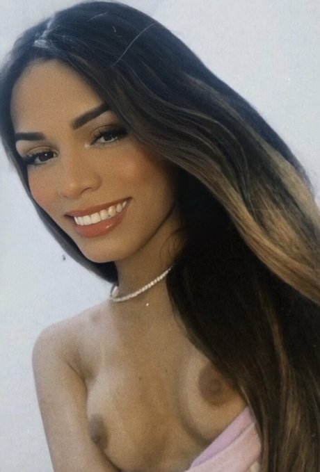 Naakte gelekte OnlyFans-foto van Raica Morales