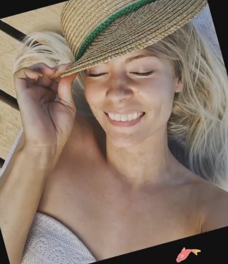 Naakte gelekte OnlyFans-foto van Laura Nieminen