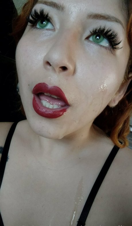 Naakte gelekte OnlyFans-foto van Awabendita