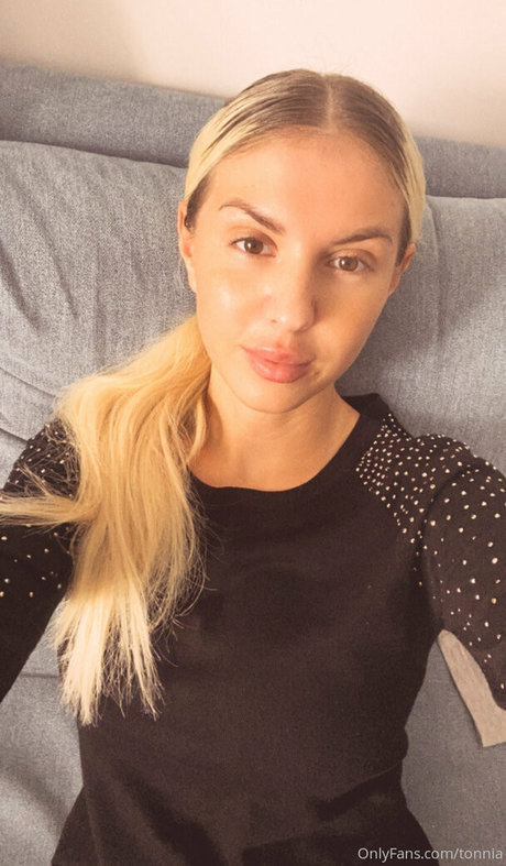 Naakte gelekte OnlyFans-foto van Tonnia