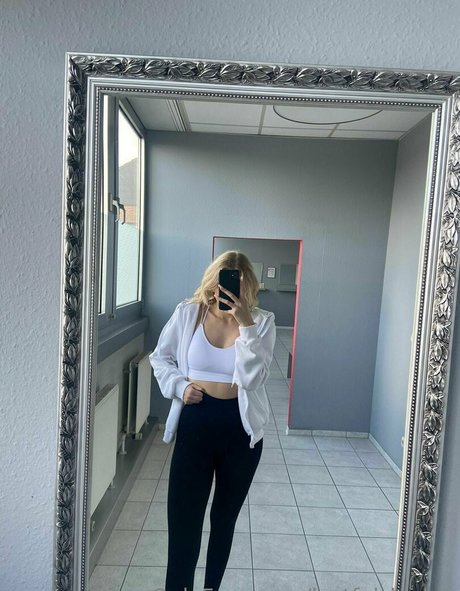 Naakte gelekte OnlyFans-foto van Lustfulleonie