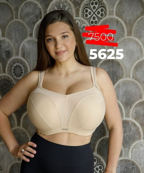 Naakte gelekte OnlyFans-foto van Galina Marian