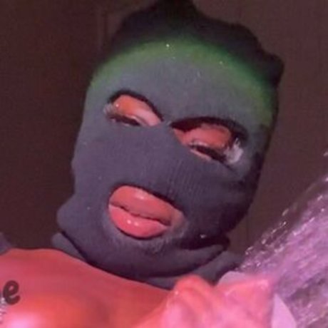 Naakte gelekte OnlyFans-foto van Realeshamae