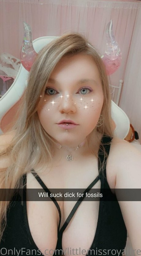Naakte gelekte OnlyFans-foto van Littlemissroyalfree