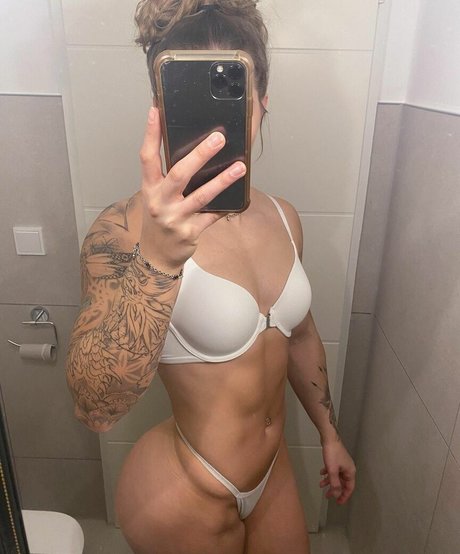 Naakte gelekte OnlyFans-foto van Ronja Fitness