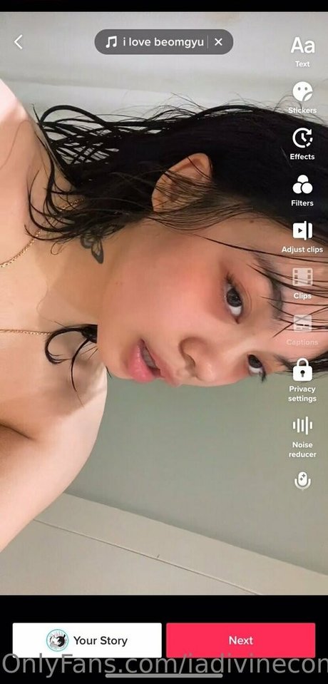 Naakte gelekte OnlyFans-foto van Iadivinecomedie