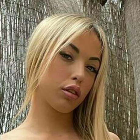 Naakte gelekte OnlyFans-foto van Brokelynbabe