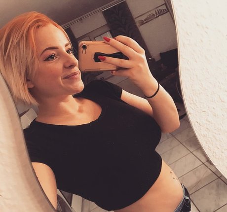 Naakte gelekte OnlyFans-foto van Sarah Neuhaus