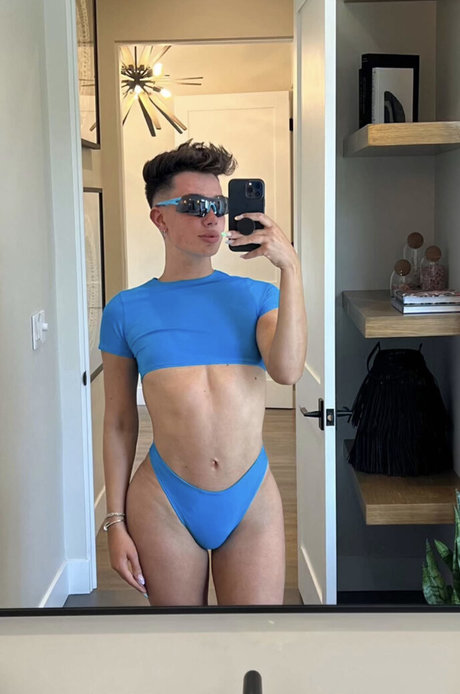 Naakte gelekte OnlyFans-foto van James Charles