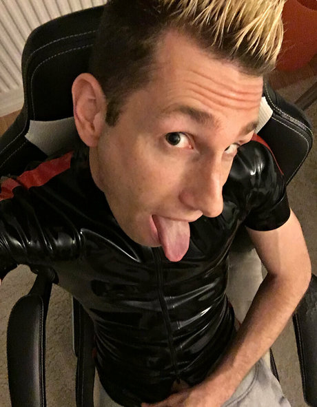 Naakte gelekte OnlyFans-foto van Rubberskaterboy