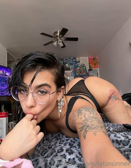 Naakte gelekte OnlyFans-foto van Latinsinner