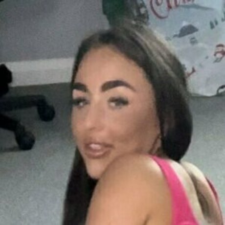 Naakte gelekte OnlyFans-foto van Petiteandfilth