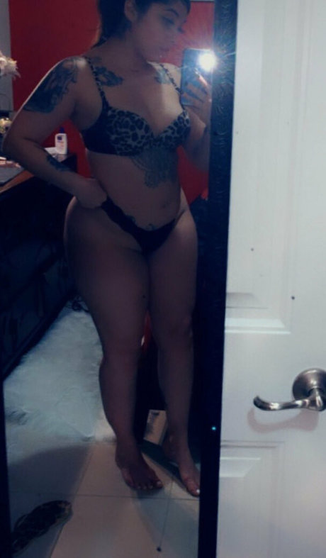 Naakte gelekte OnlyFans-foto van Diablamamiiii