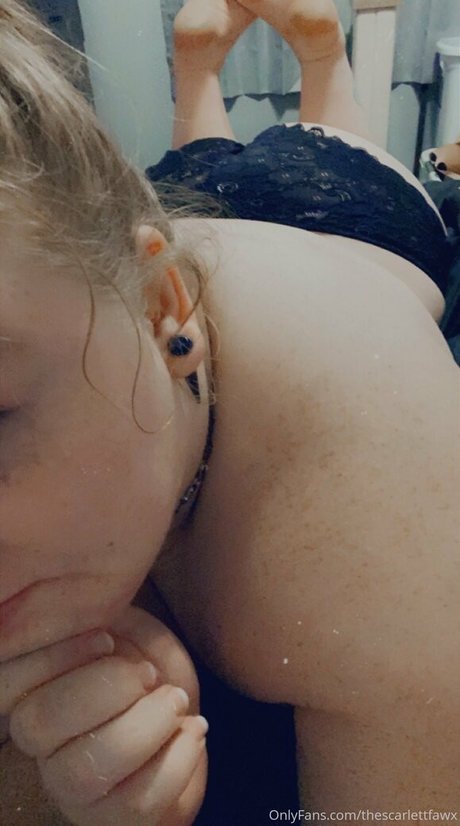 Naakte gelekte OnlyFans-foto van Thescarlettfawx