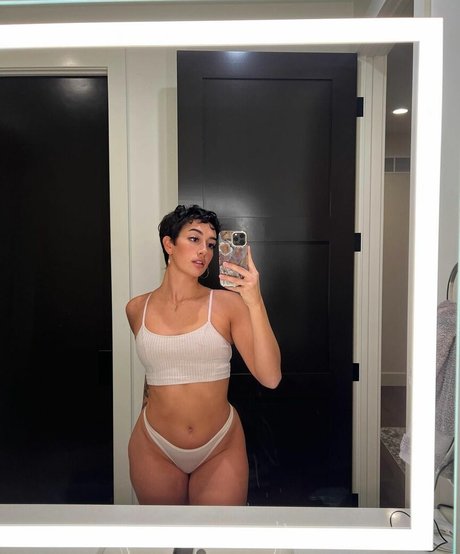 Naakte gelekte OnlyFans-foto van Gianna Evelyn