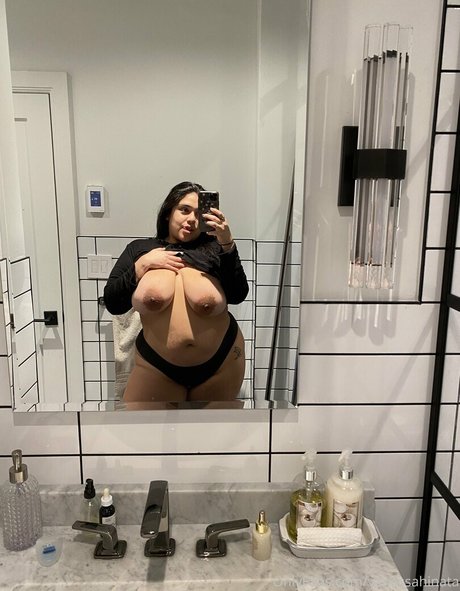 Naakte gelekte OnlyFans-foto van Vanessahinata