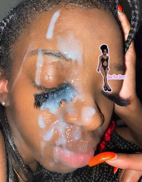 Naakte gelekte OnlyFans-foto van Kaethebratdoll