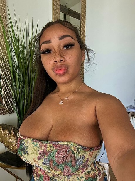 Naakte gelekte OnlyFans-foto van Lexxiibaebie