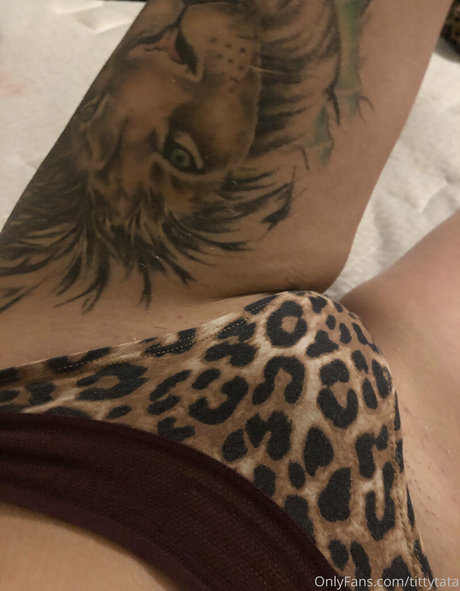 Naakte gelekte OnlyFans-foto van Tittytata