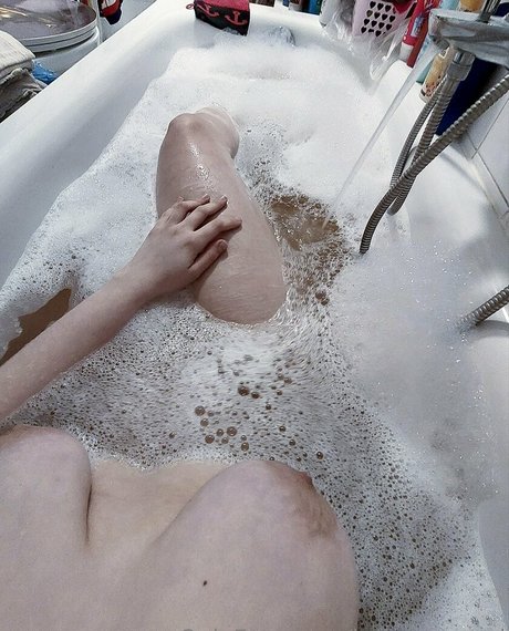 Naakte gelekte OnlyFans-foto van Babygoyangi