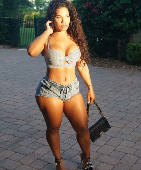 Naakte gelekte OnlyFans-foto van Kathy Drayton