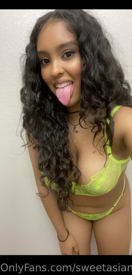 Naakte gelekte OnlyFans-foto van Sweetasianpussy