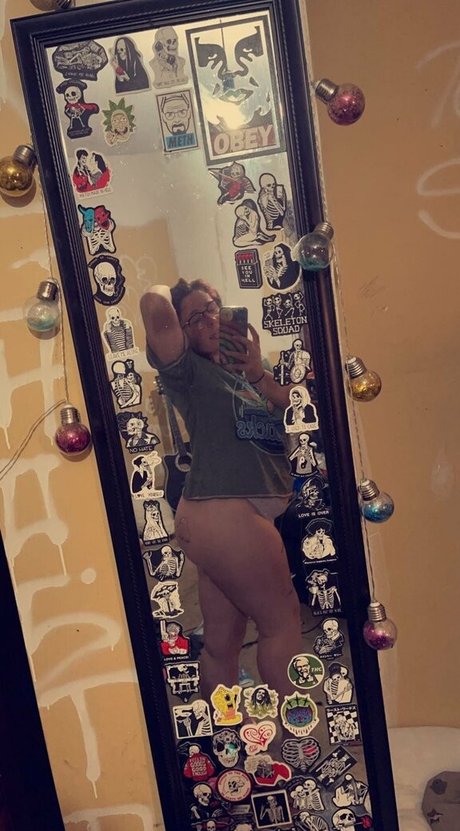 Naakte gelekte OnlyFans-foto van Kittiesnt1tt1es