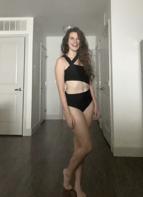 Naakte gelekte OnlyFans-foto van Kesde