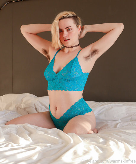 Naakte gelekte OnlyFans-foto van Warmskinfree